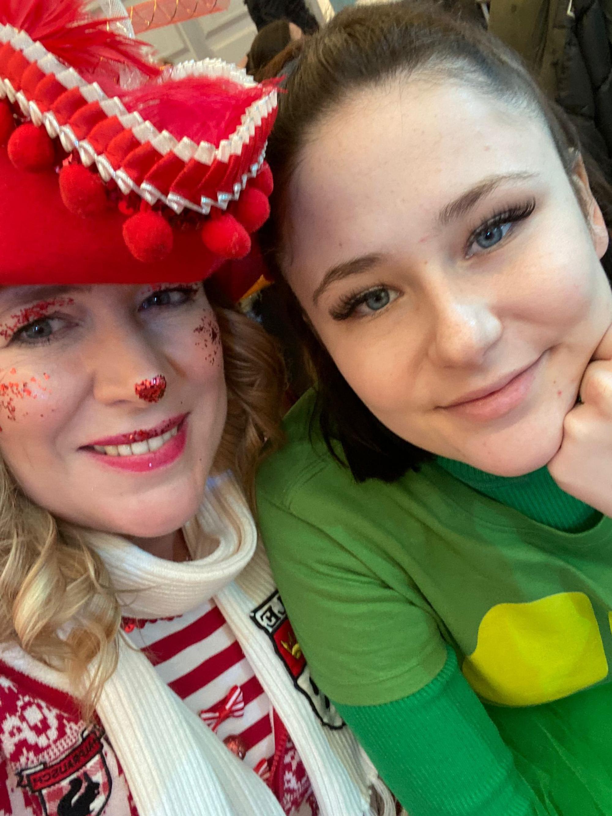 Shelly mit einer Freundin kostümiert an Karneval