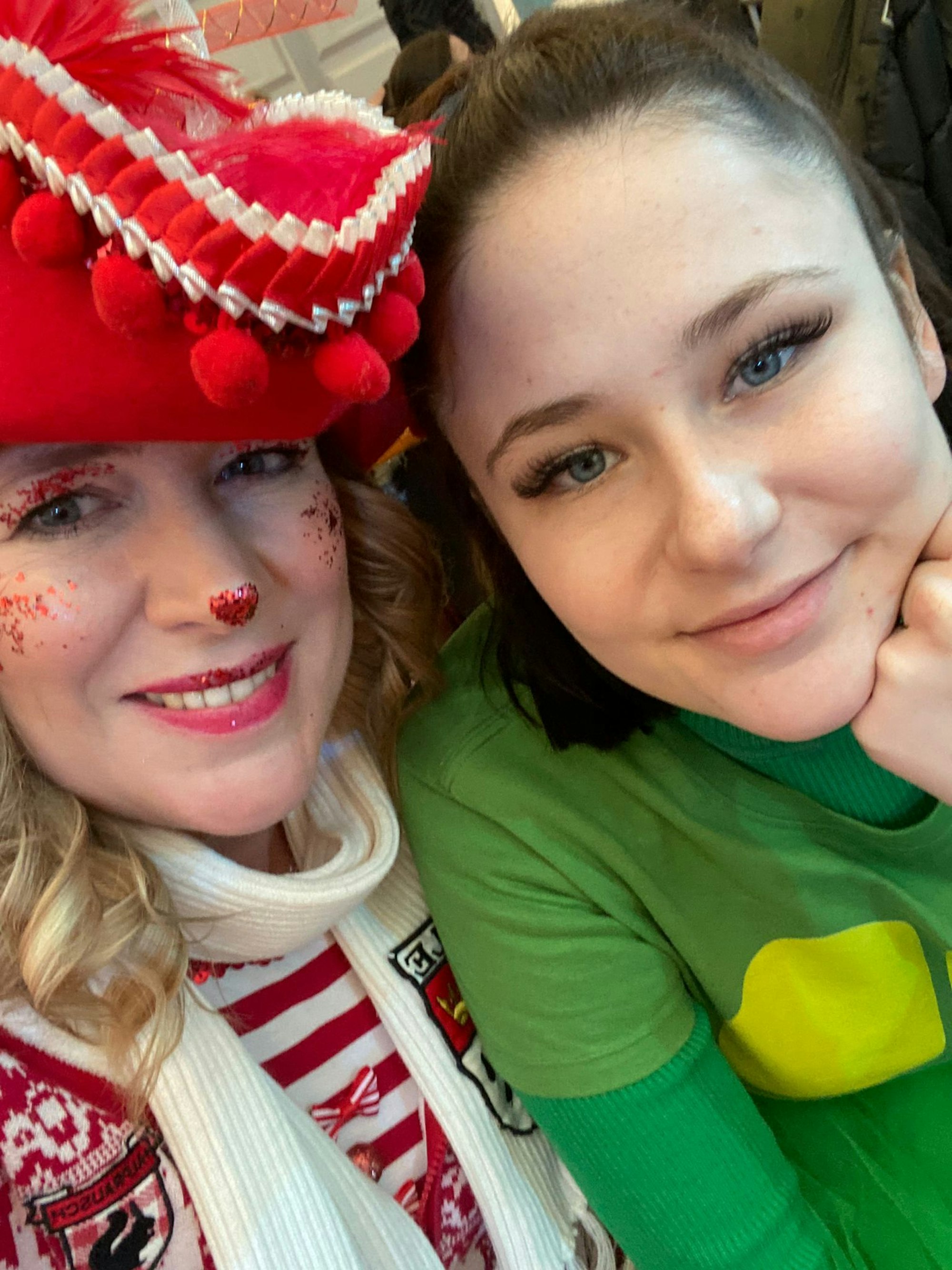 Shelly mit einer Freundin kostümiert an Karneval