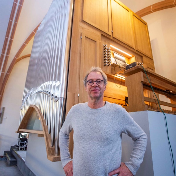 Am Arbeitsplatz: Kirchenmusiker Michael von Rekowski vor der Entdecker-Orgel.