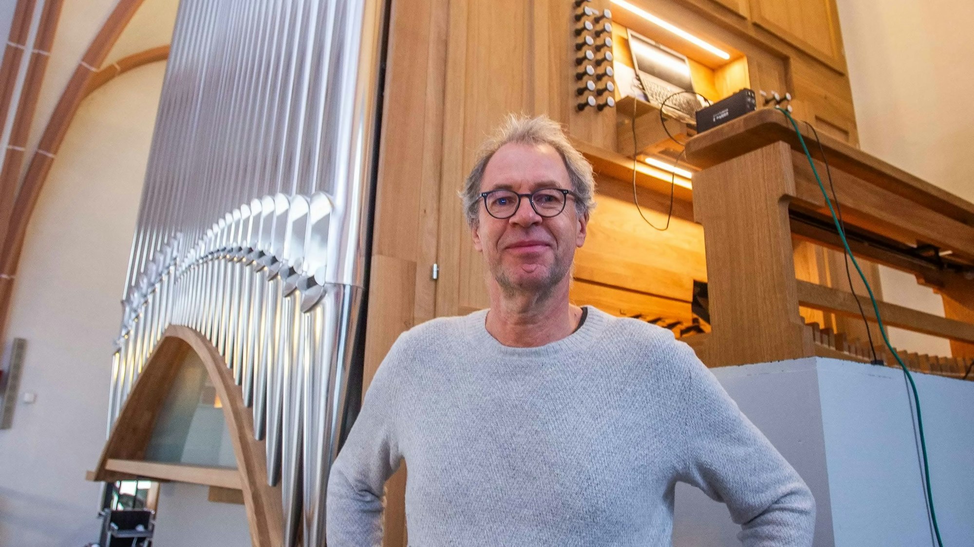 Am Arbeitsplatz: Kirchenmusiker Michael von Rekowski vor der Entdecker-Orgel.