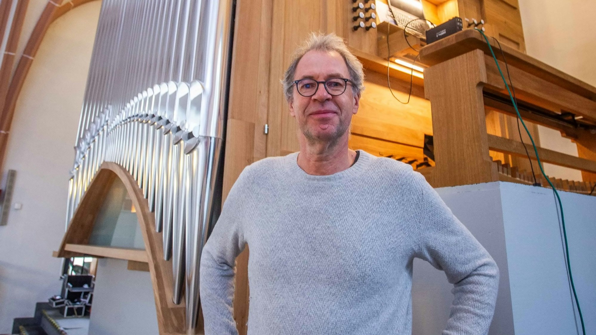 Das Foto zeigt den ehemaligen Bürgermeister Michael von Rekowski vor der Entdeckerorgel in der evangelischen Kirche Wipperfürth