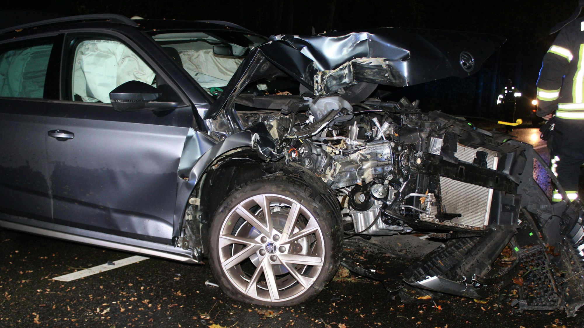 Der zerstörte, graue Skoda des Rösrathers nach dem Unfall in Kleineichen.