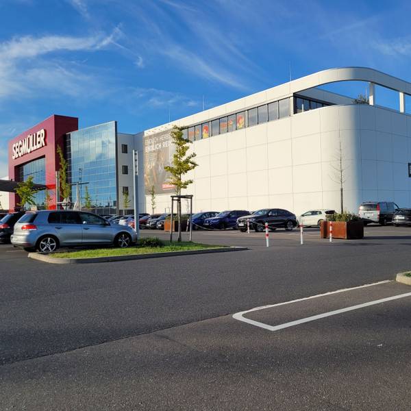 Ein Gebäude mit unterschiedlich gestalteter Fassade.
