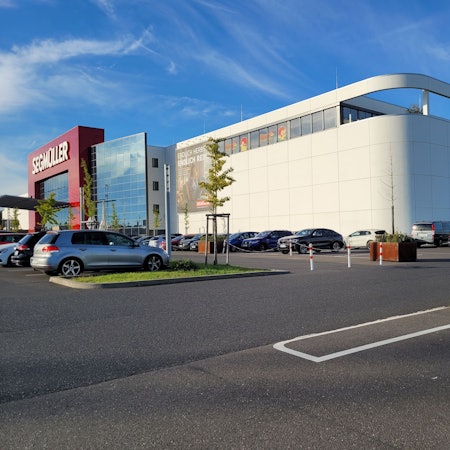 Ein Gebäude mit unterschiedlich gestalteter Fassade.