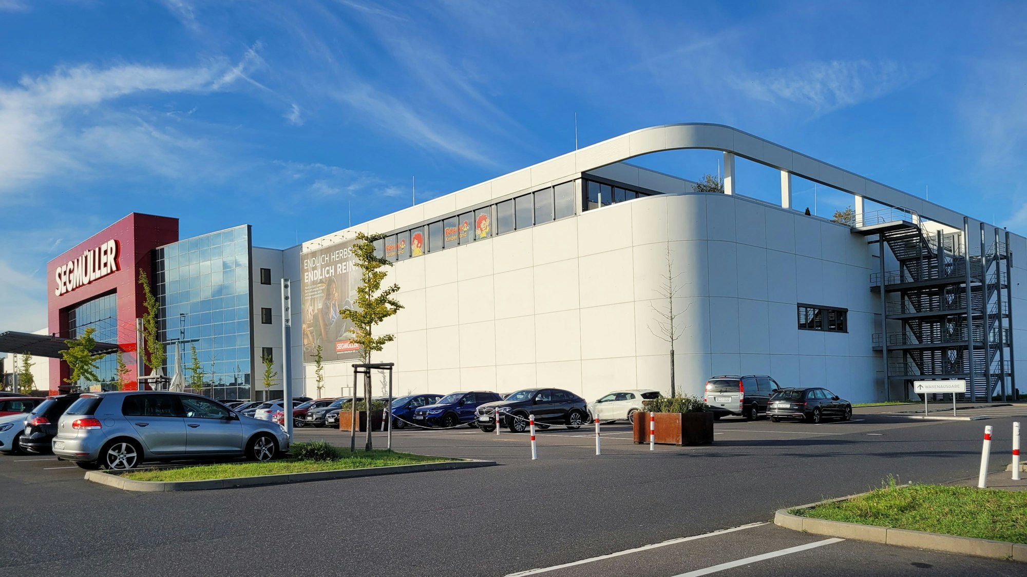 Auf dem Foto ist das Einrichtungshaus Segmüller zu sehen.