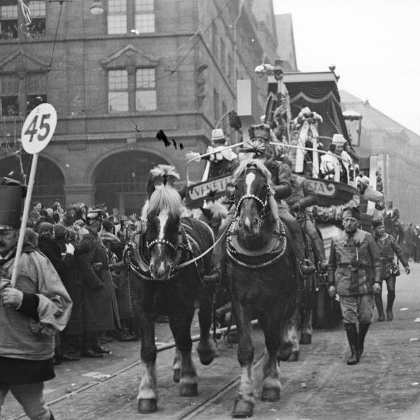 Auf dem historischen Bild ist der Rosenmontagszug im Jahr 1934 zu sehen.