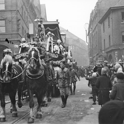 Auf dem historischen Bild ist der Rosenmontagszug im Jahr 1934 zu sehen.