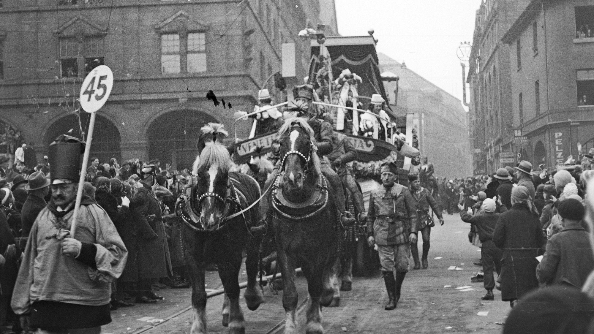 Auf dem historischen Bild ist der Rosenmontagszug im Jahr 1934 zu sehen.