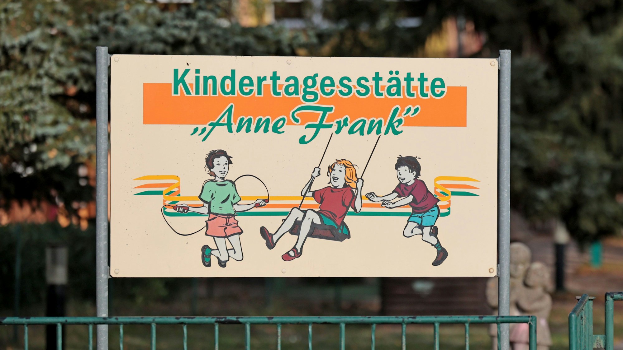 Auf einem Schild an der Einrichtung steht „Kindertagesstätte Anne Frank“. Schon länger gehegte Pläne für eine Namensänderung der Kita „Anne Frank“ in Tangerhütte haben vor dem Hintergrund des Gaza-Krieges für Kritik gesorgt.