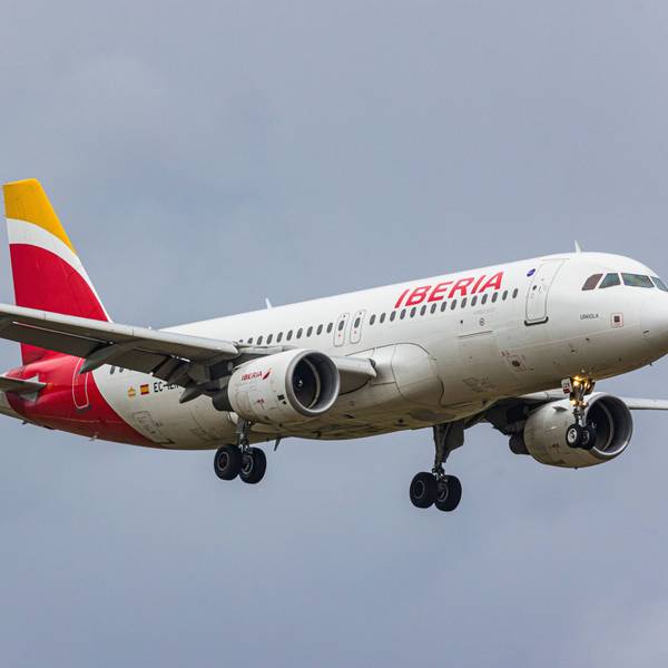 Ein Airbus A320 der spanischen Fluggesellschaft Iberia befindet sich im Landeanflug. Die Maschine hatte kurz zuvor einen Luftnotfall gemeldet. (Symbolbild)