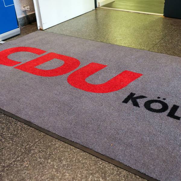 Ein Teppich mit dem CDU-Schriftzug.