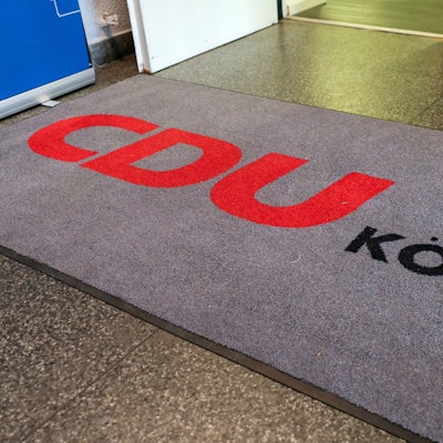 Ein Teppich mit dem CDU-Schriftzug.