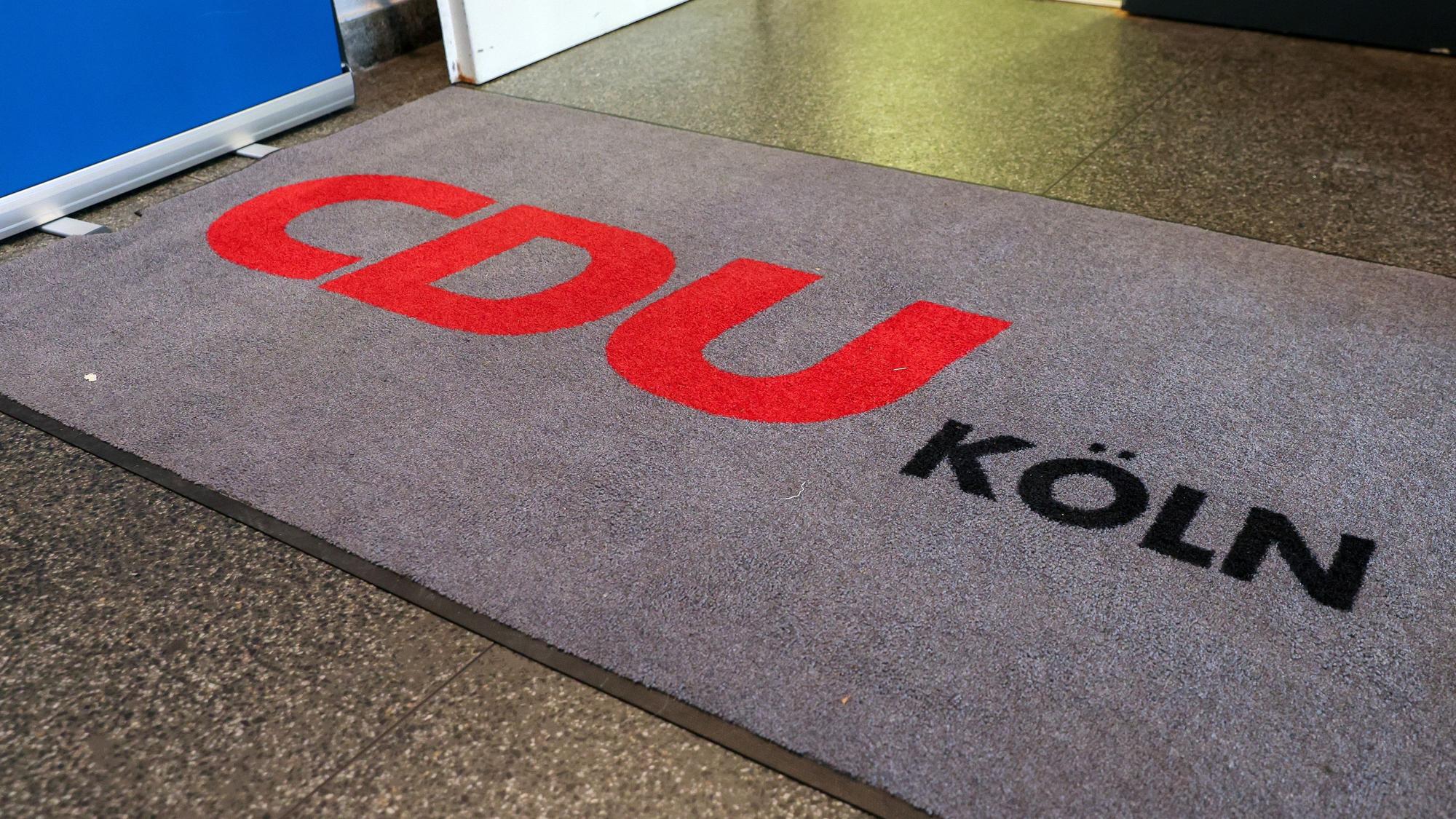 Das Bild zeigt einen Fußabtreter mit dem Logo der Kölner CDU.