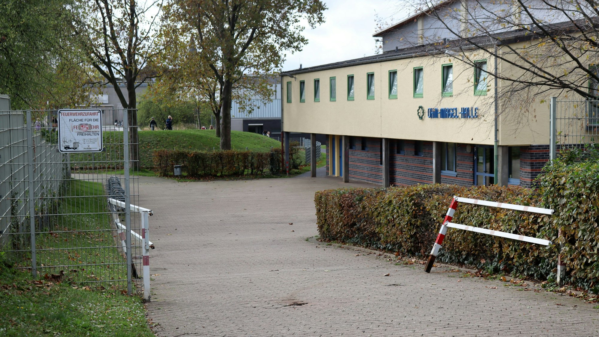 Die Zufahrt zur Sportanlage Erftstadion, im Hintergrund die Ohm-Mirgel-Halle. Die Zufahrt wird im Regelfall von zwei Absperrungen verhindert, die hier aber geöffnet sind.