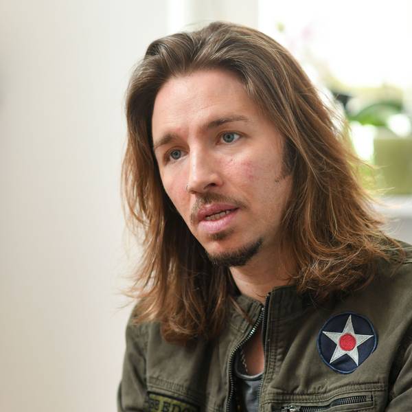 Der Sänger Gil Ofarim gibt ein Interview.