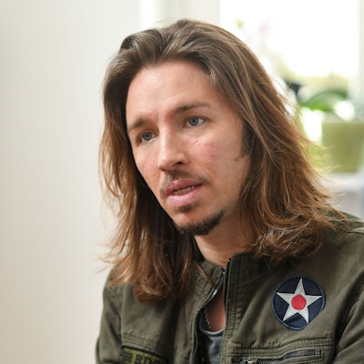 Der Sänger Gil Ofarim gibt ein Interview.