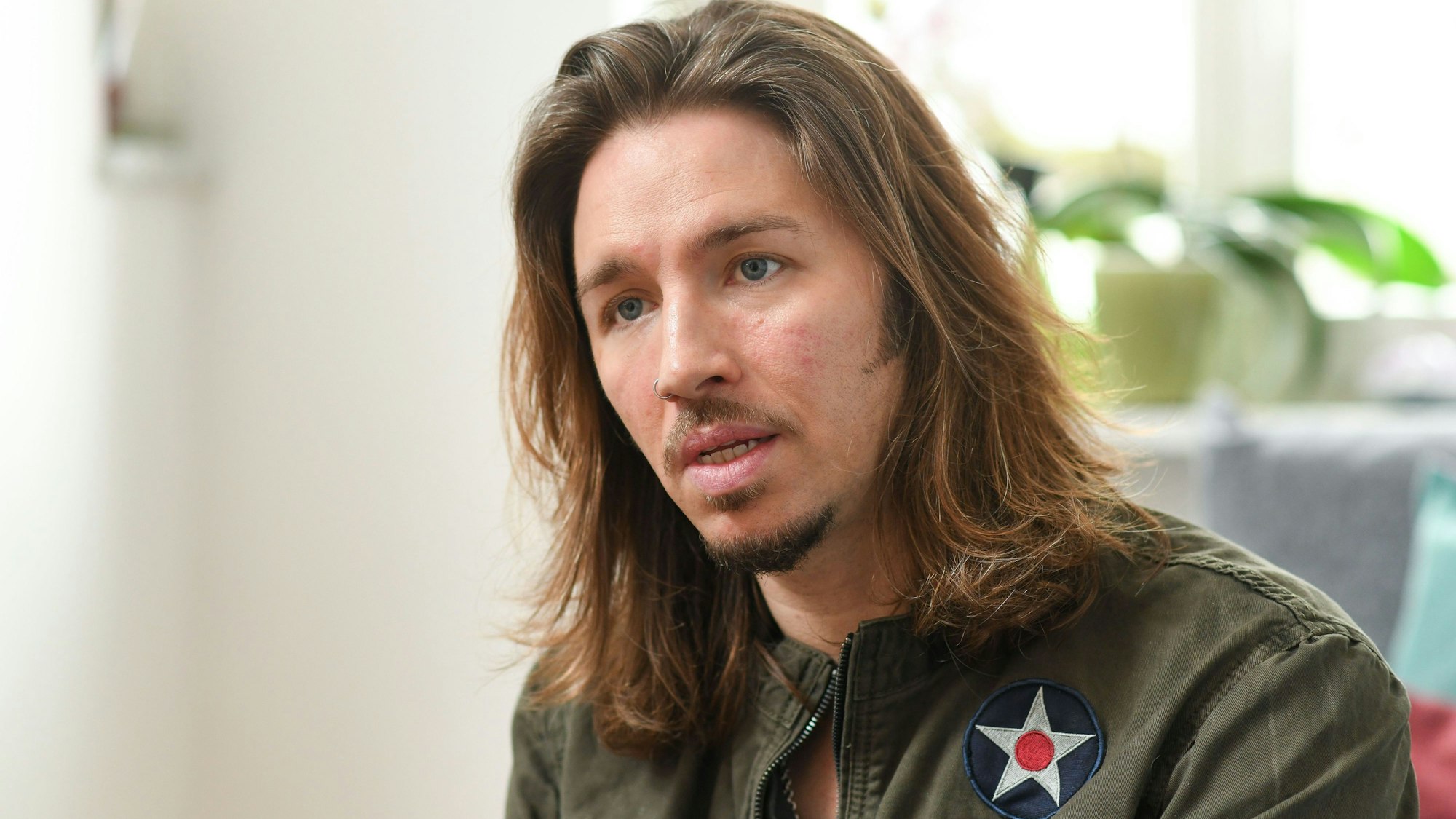 Der Sänger Gil Ofarim gibt ein Interview.