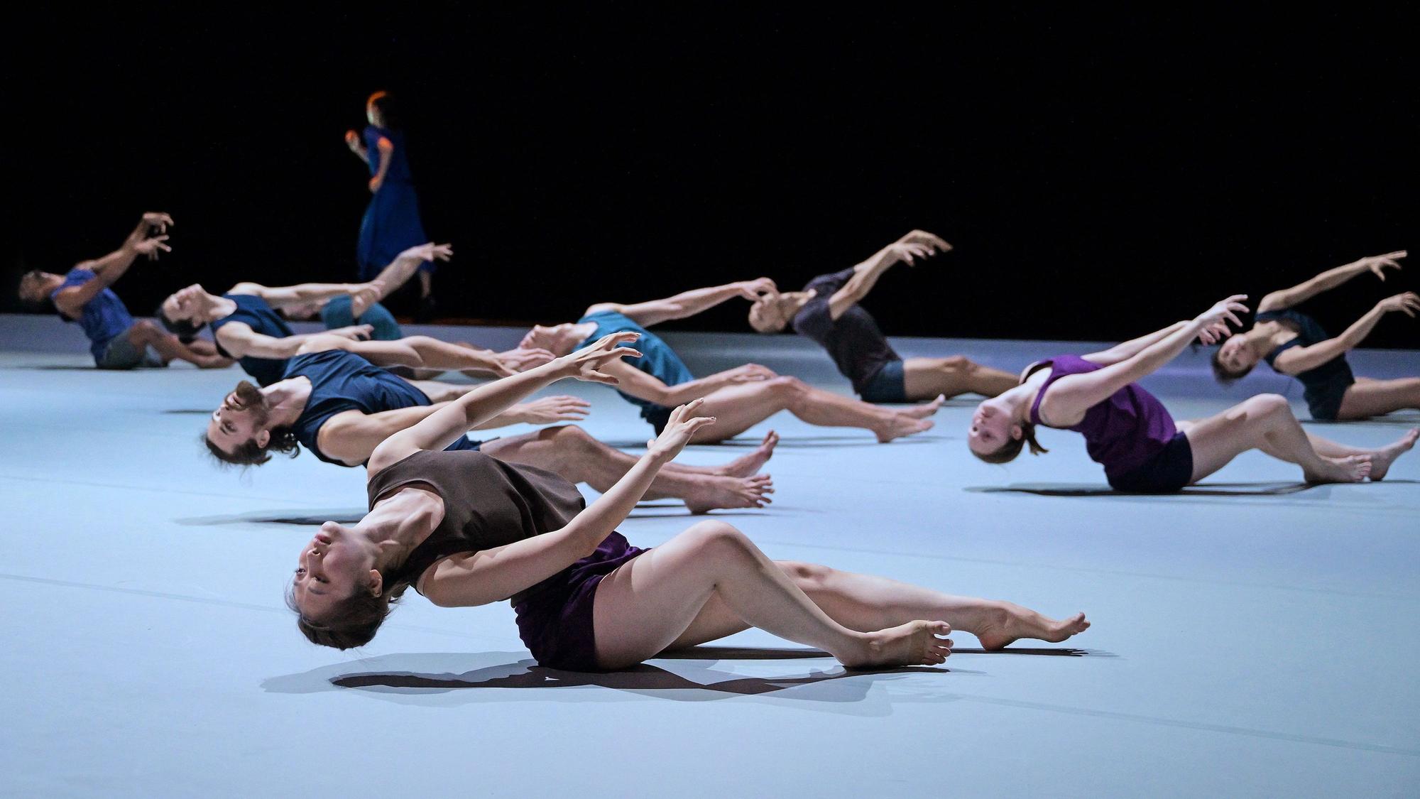 Last Work
vom Hessischen Staatsballett
Choreografie: Ohad Naharin
Choreografie: Ohad Naharin
Licht: Avi Yona Bueno
Soundtrack: Maxim Waratt
Originalmusik: Grischa Lichtenberger
Bühne: Zohar Shoef
Kostüme: Eri Nakamura
Foto: Andreas Etter
