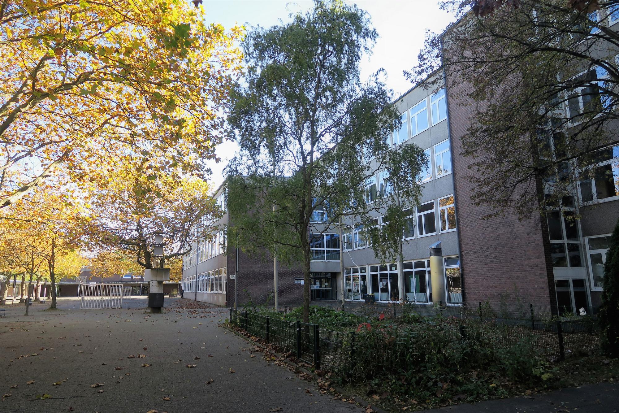 Kurt-Tucholsky-Hauptschule am Helene-Weber-Platz in Neubrück