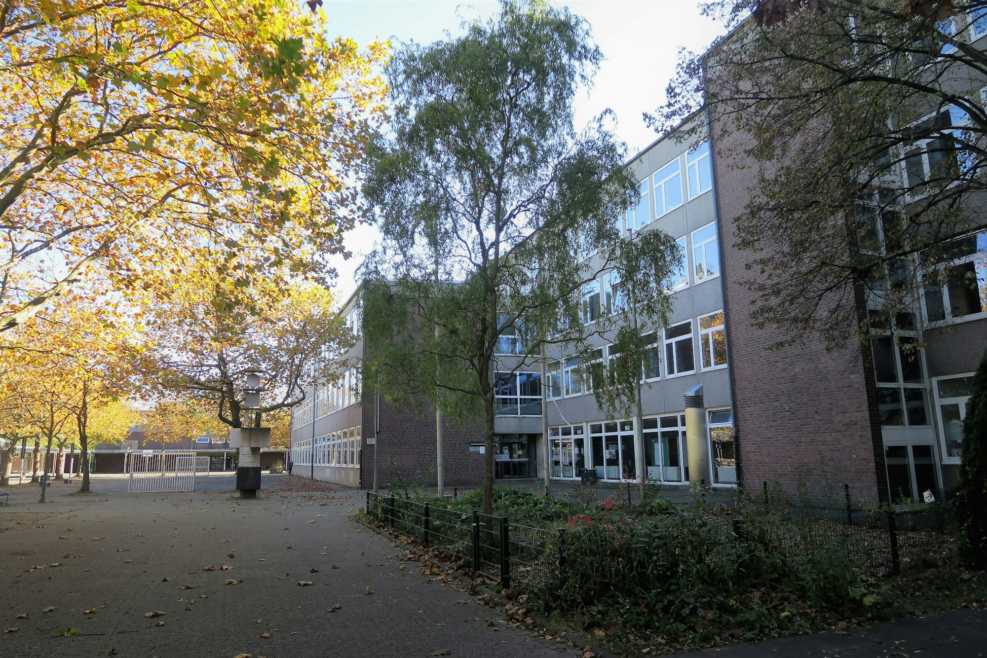Kurt-Tucholsky-Hauptschule am Helene-Weber-Platz in Neubrück