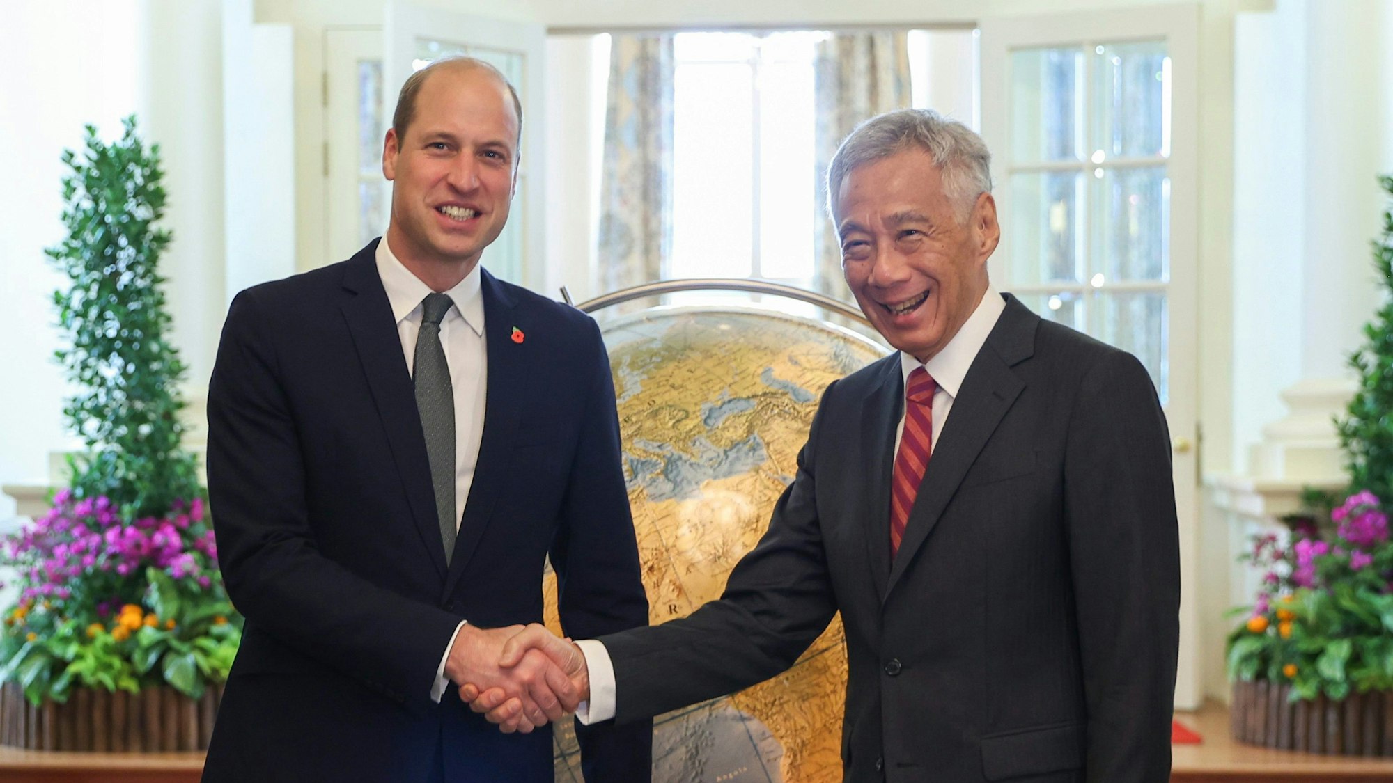 Der singapurische Premierminister Lee Hsien Loong, rechts, und der britische Prinz William geben sich in Singapur die Hand.