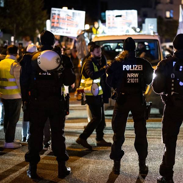 Essen: Polizeibeamte vor dem Demonstrationszug bei der Kundgebung „Gaza unter Beschuss - gemeinsam gegen das Unrecht“. Begleitet von starken Kräften der Polizei demonstrierten die Teilnehmer gegen den israelischen Militäreinsatz im Gazastreifen.