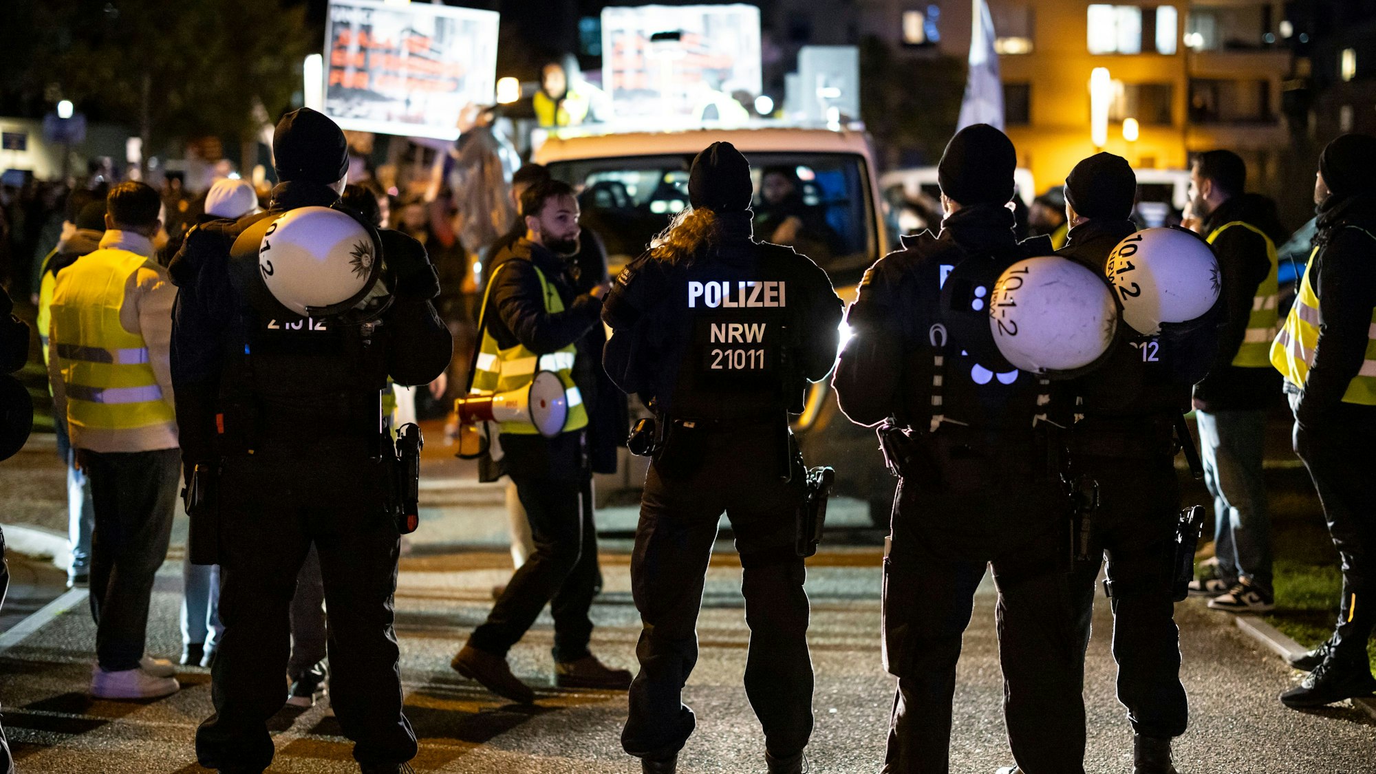 Polizeibeamte vor dem Demonstrationszug bei der Kundgebung ‚Gaza unter Beschuss - gemeinsam gegen das Unrecht‘ in Essen.