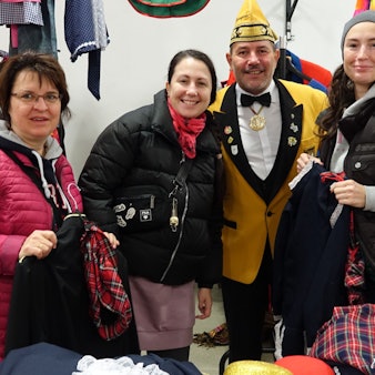 Die Ehrengarde veranstaltete zum 16. Mal ihren Karnevalsbazar zu Gunsten der Altenhilfe der Kölnischen Rundschau in Siegburg-Stallberg. Präsident Farid Wagner beriet Beate Dierker (l.), Galina Salomtina und Olga Siabraliuk.