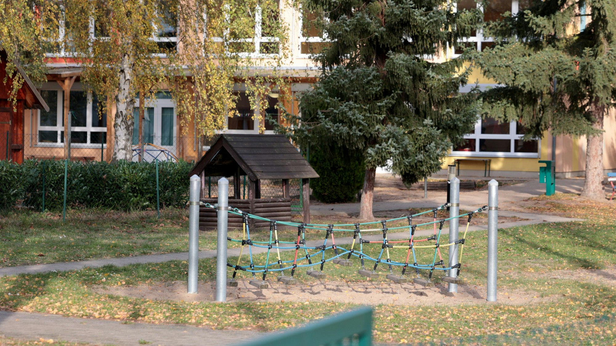 06.11.2023, Sachsen-Anhalt, Tangerhütte: Die Kindertagesstätte " Anne Frank" in Tangerhütte. Schon länger gehegte Pläne für eine Namensänderung der Kita «Anne Frank» in Tangerhütte haben vor dem Hintergrund des Gaza-Krieges für Kritik gesorgt. Foto: Peter Gercke/dpa-Zentralbild/dpa +++ dpa-Bildfunk +++
