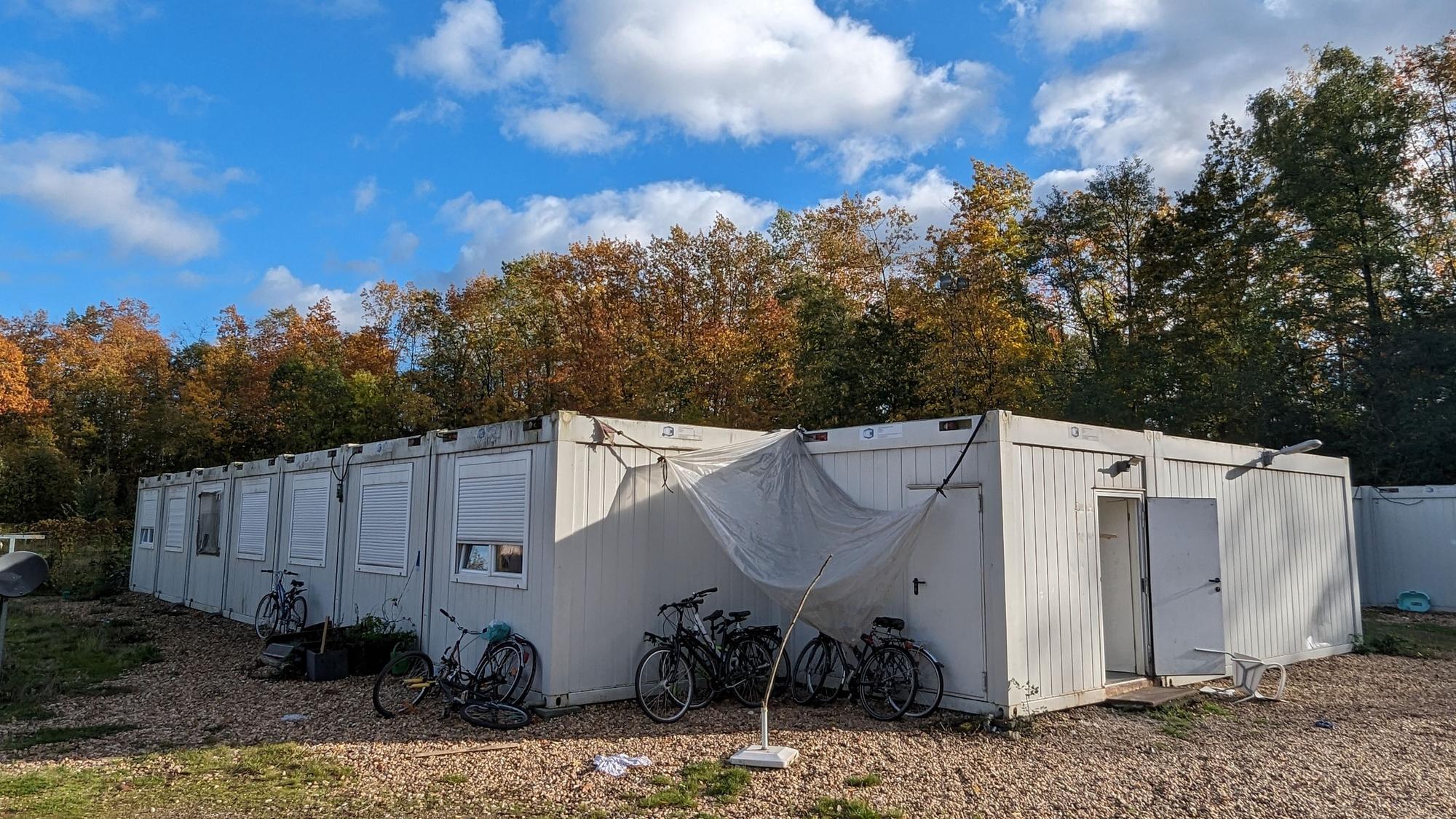 Fahrräder stehen vor einer Wohncontaineranlage an der Theresienhöhe.
