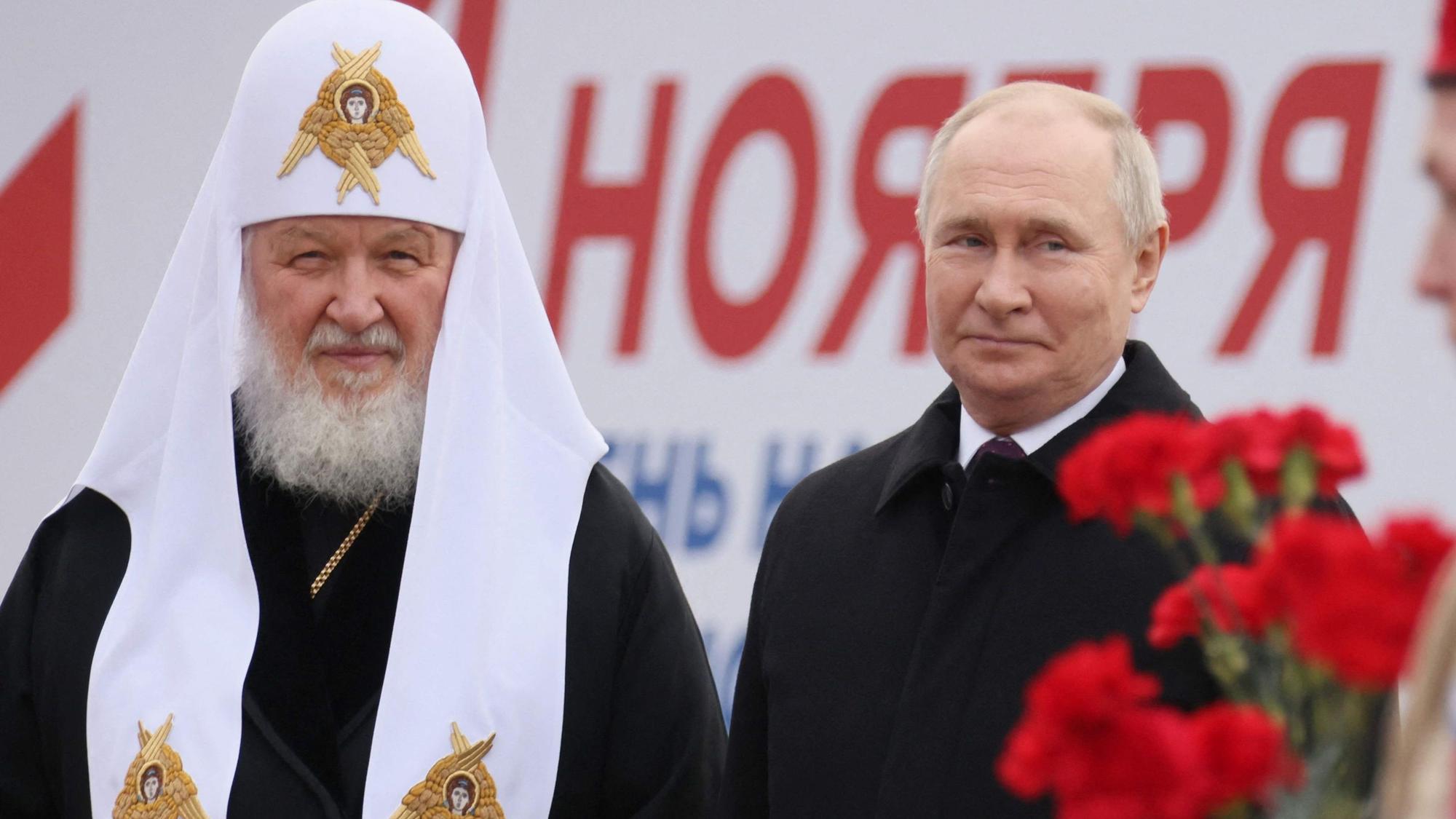 Patriarch Kiril mit dem russischen Präsidenten Wladimir Putin. Die orthodoxe Kirche und der russische Staat deuten zahlreiche christliche Werte im Ukraine-Krieg um.