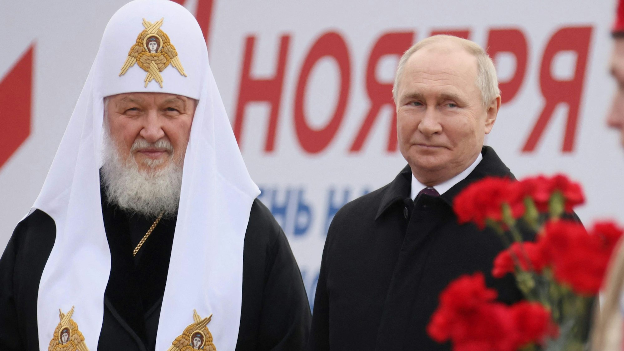 Patriarch Kiril mit dem russischen Präsidenten Wladimir Putin. Die orthodoxe Kirche und der russische Staat deuten zahlreiche christliche Werte im Ukraine-Krieg um.