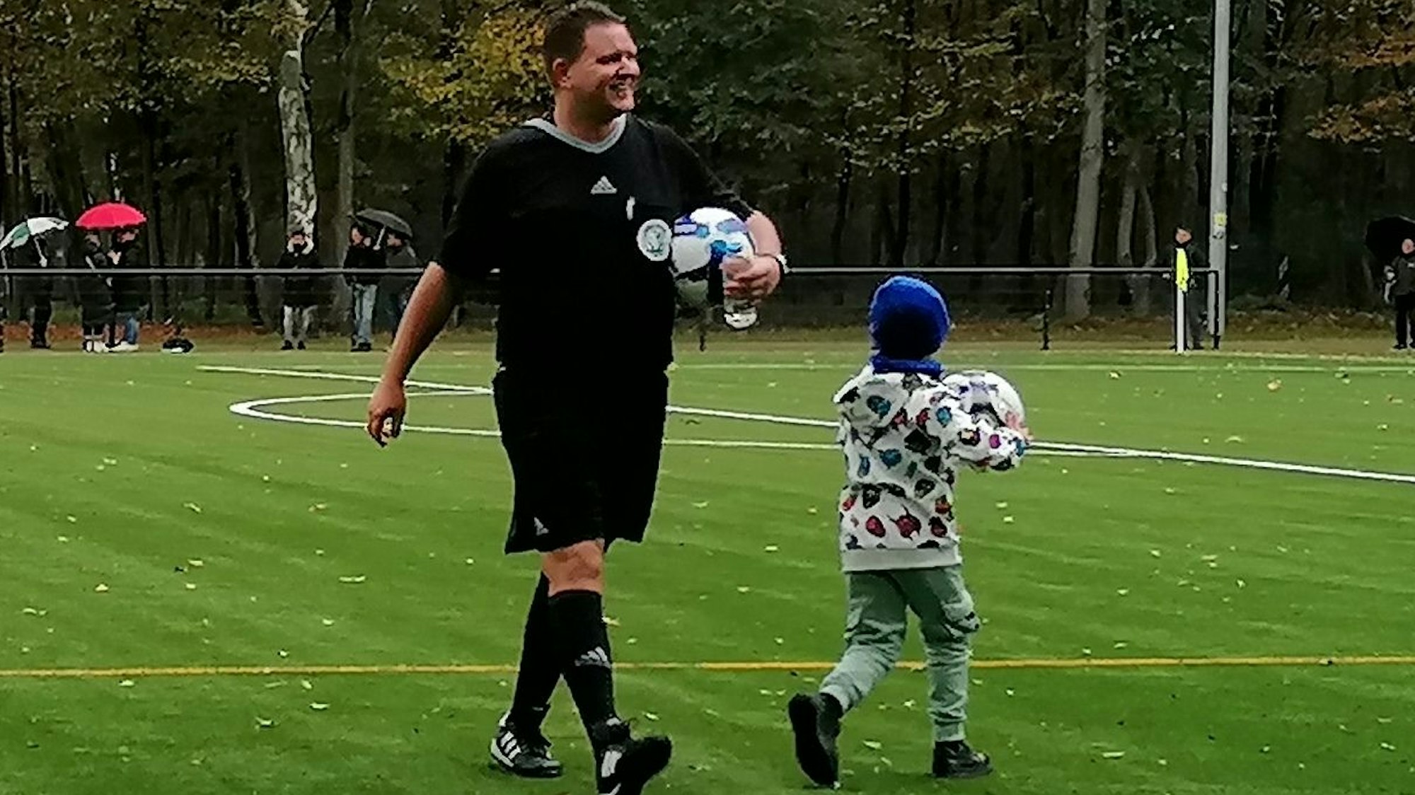 Denis Schmidt, Schiedsrichter des Kreisligaspiels TFC Köln - Bergfried Leverkusen