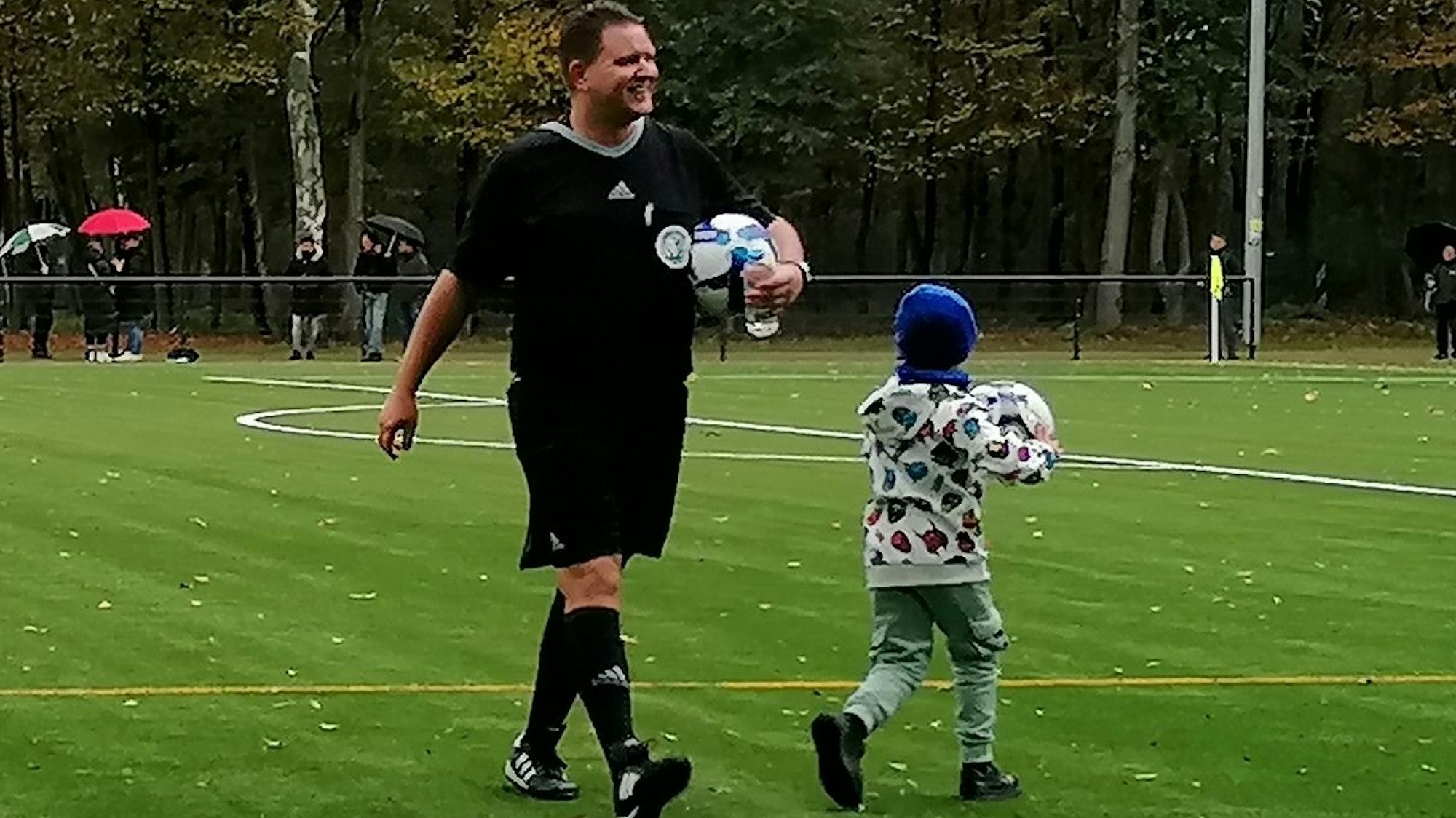 Denis Schmidt, Schiedsrichter des Kreisligaspiels TFC Köln - Bergfried Leverkusen