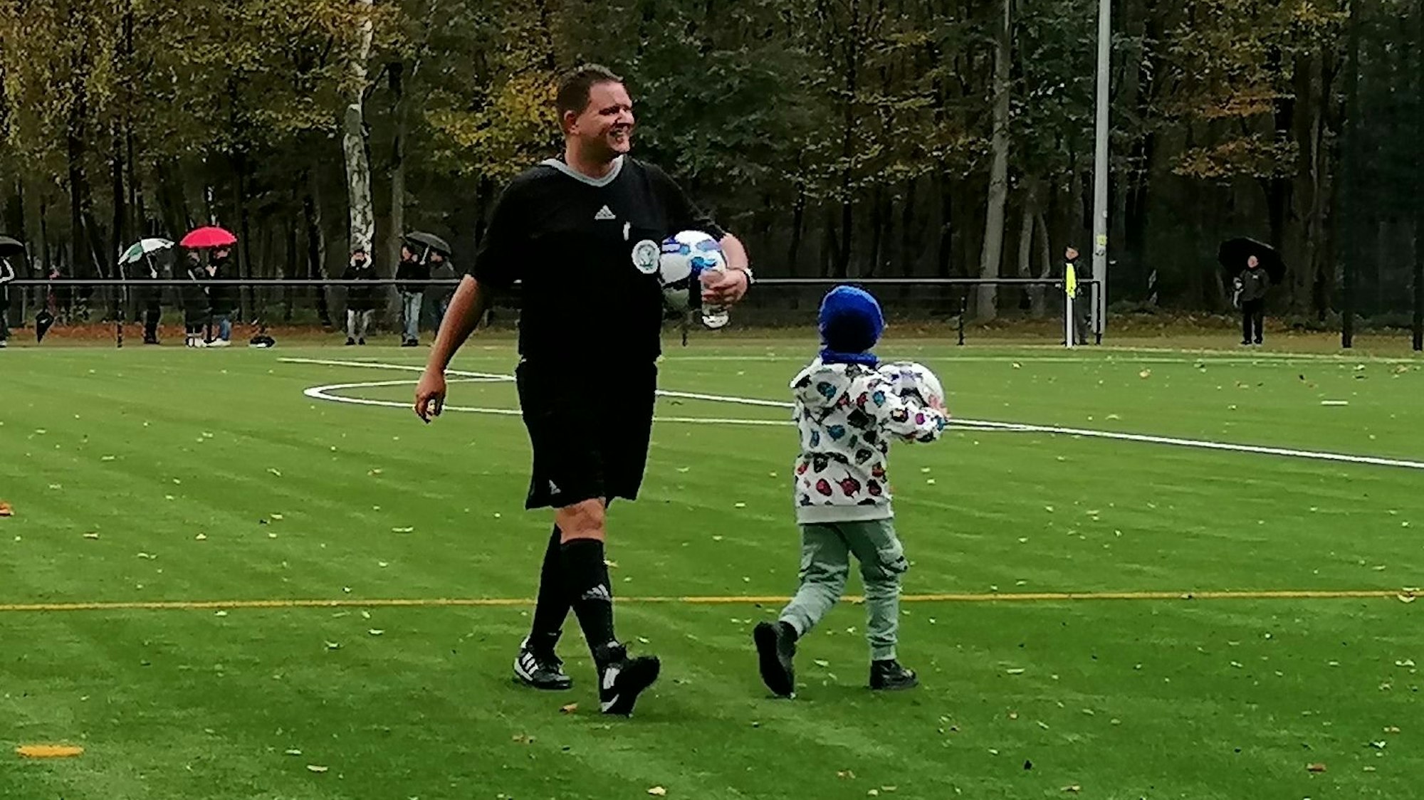 Denis Schmidt, Schiedsrichter des Kreisligaspiels TFC Köln - Bergfried Leverkusen