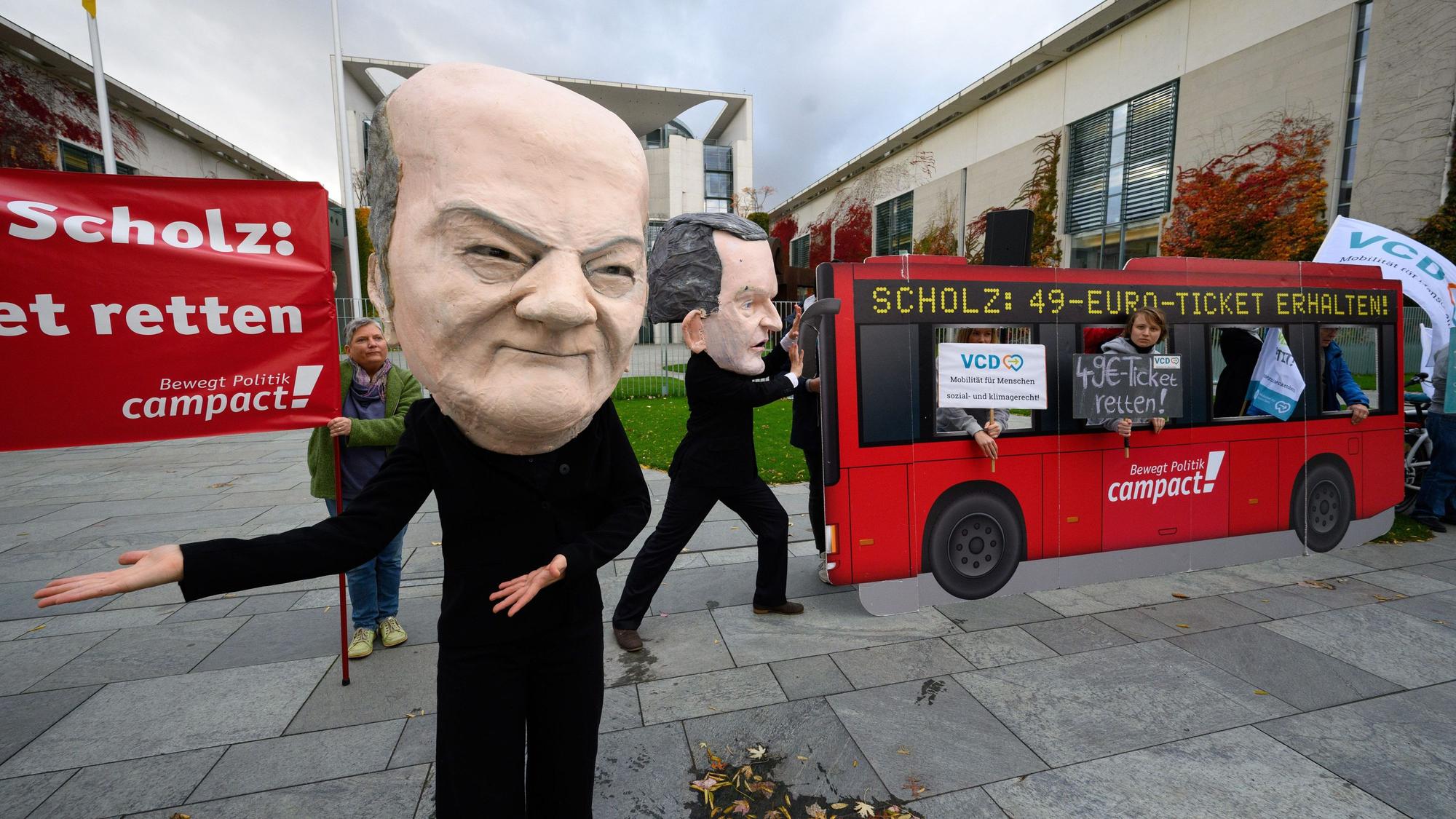 Protest bei Ministerpräsidentenkonferenz: Umweltaktivisten von Campact fordern vor dem Kanzleramt den Erhalt des 49-Euro-Tickets.