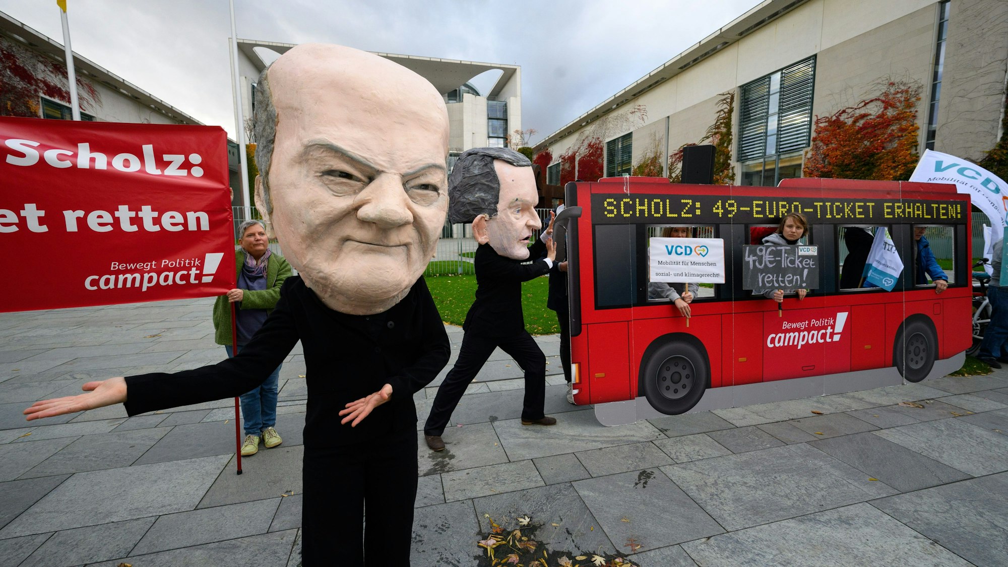 Protest bei Ministerpräsidentenkonferenz: Umweltaktivisten von Campact fordern vor dem Kanzleramt den Erhalt des 49-Euro-Tickets.