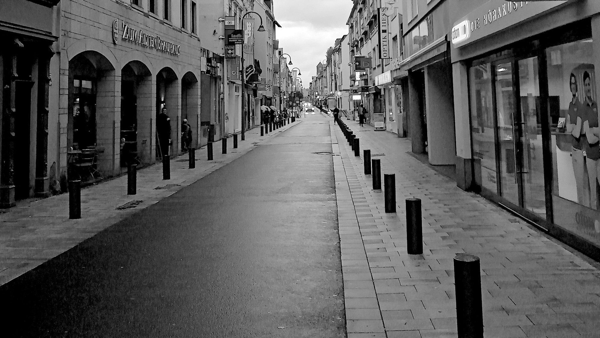 Die leere Severinstraße in der Kölner Südstadt, aufgenommen während der Corona-Pandemie.