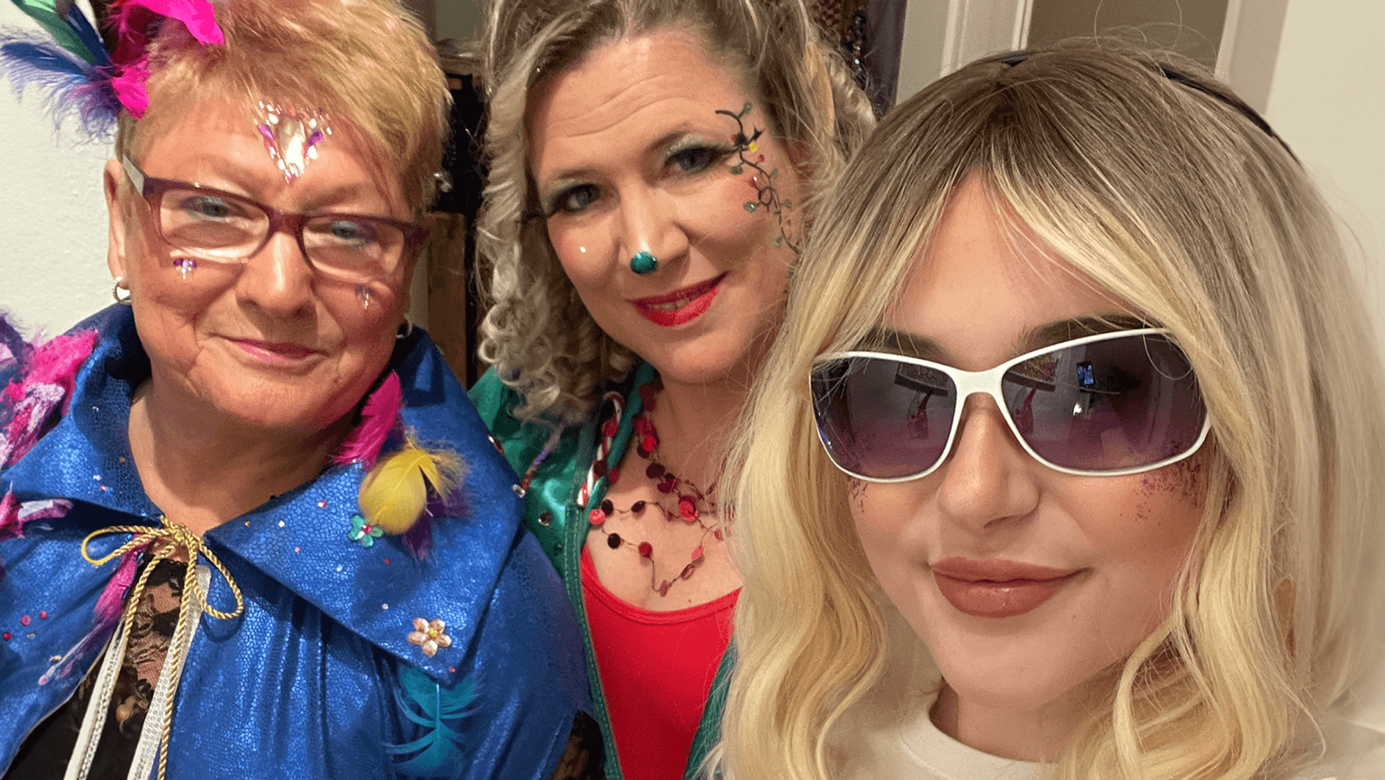 Shelly (rechts) feiert mit ihrer Oma (links) und ihrer Mutter Karneval.
