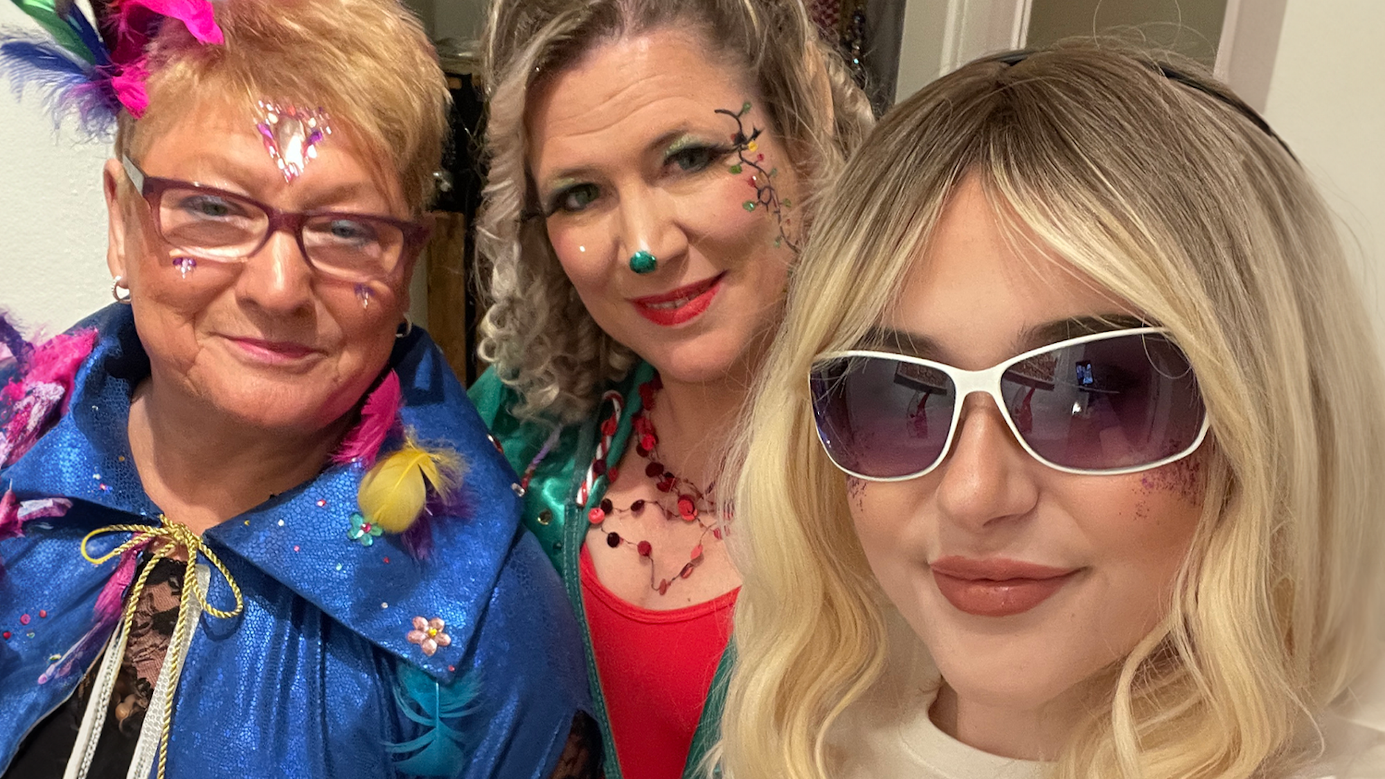 Shelly (rechts) feiert mit ihrer Oma (links) und ihrer Mutter Karneval.