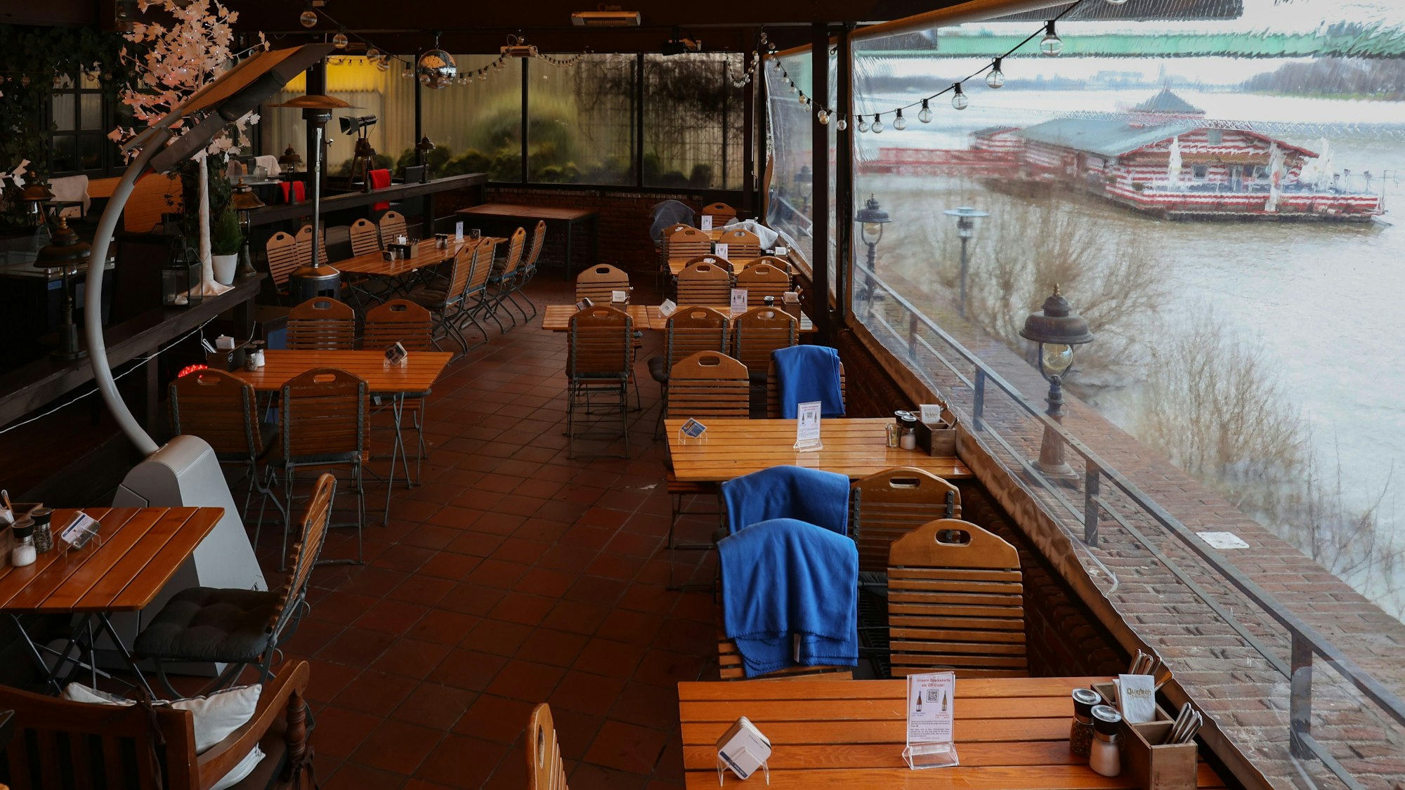 Das Brauhaus Quetsch von innen, rechts Blick auf den Fluss.