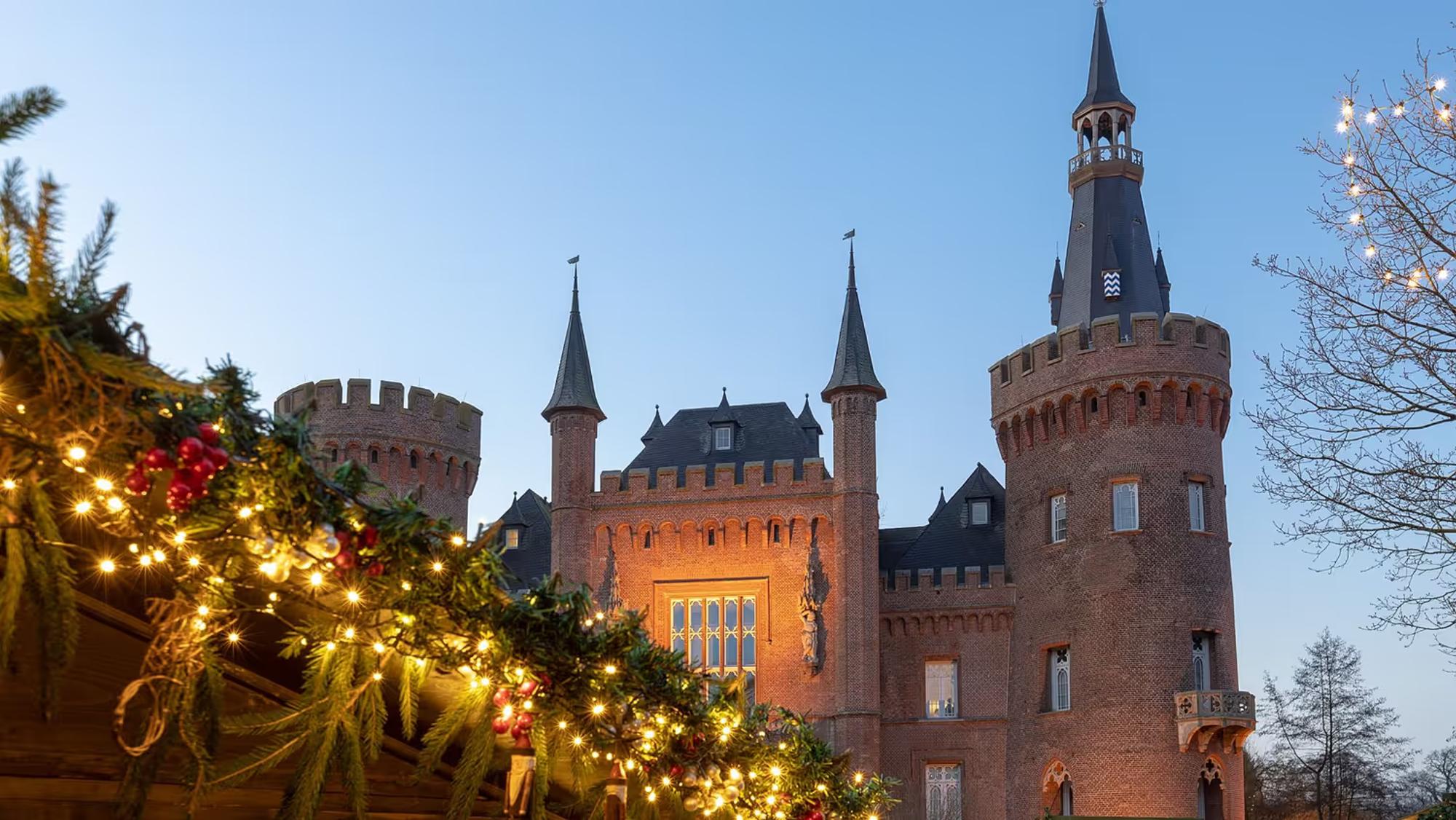 Weihnachtsmarkt auf Schloss Moyland.