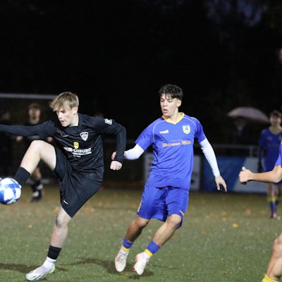 Das Bild zeigt Tobias Rick, wie er mit dem rechten Fuß halbhoch den Ball annimmt.