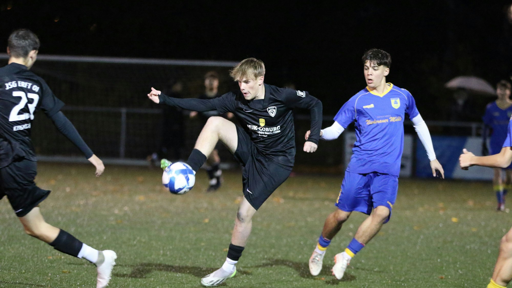 Das Bild zeigt Tobias Rick, wie er mit dem rechten Fuß halbhoch den Ball annimmt.