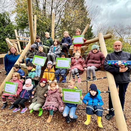Kinder von Kitas des Rheinisch-Bergischen Kreises auf einem Spielgerüst.