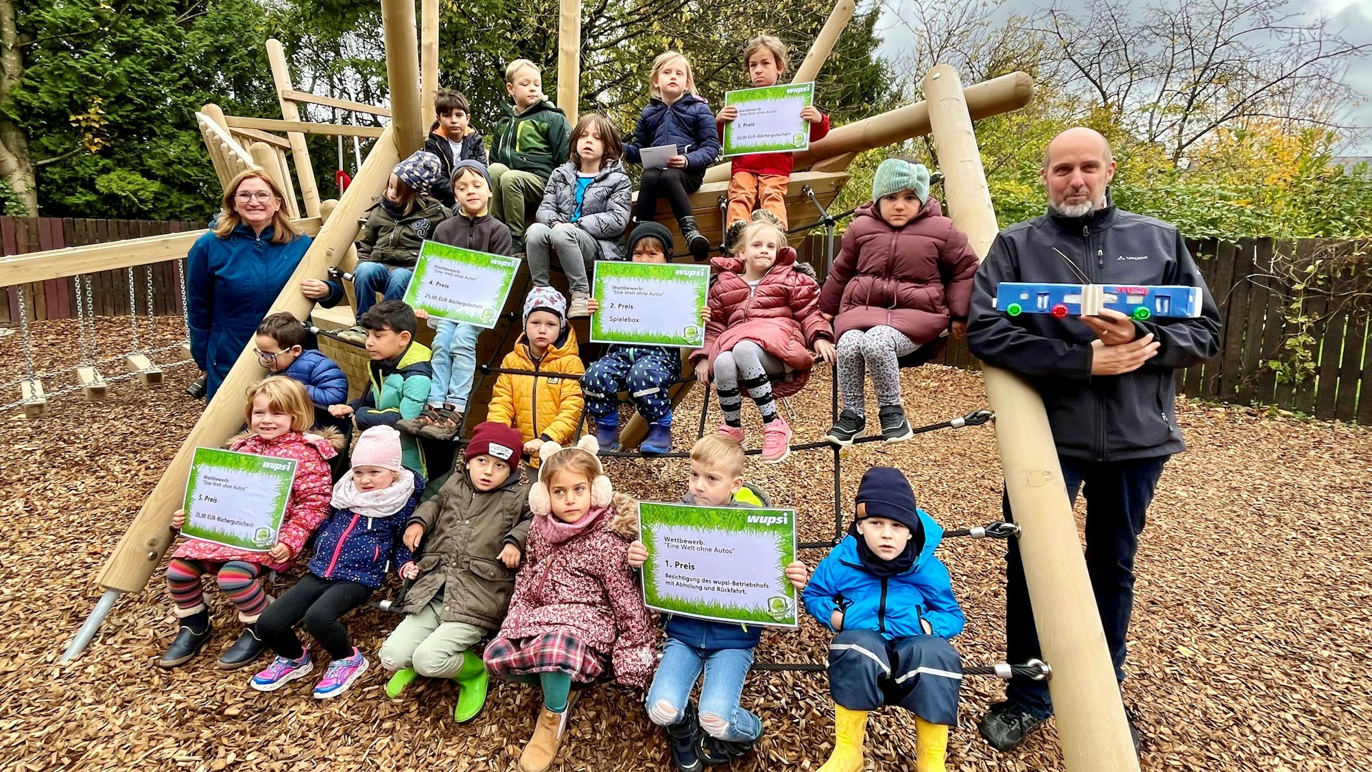Kinder von Kitas des Rheinisch-Bergischen Kreises auf einem Spielgerüst.