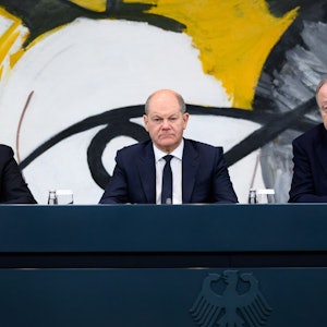 07.11.2023, Berlin: Bundeskanzler Olaf Scholz (M, SPD) äußert sich zusammen mit Boris Rhein (l, CDU), Ministerpräsident von Hessen, und Stephan Weil (SPD), Ministerpräsident von Niedersachsen, bei einer Pressekonferenz nach dem Bund-Länder-Gipfel im Bundeskanzleramt. Die Hauptthemen des Treffens der Bundesregierung mit der Ministerpräsidentenkonferenz (MPK) waren die stärkere Steuerung der Migration, die Finanzierung der Betreuung von Flüchtlingen, der Pakt für Planungsbeschleunigung und die Zukunft des Deutschlandtickets. Foto: Bernd von Jutrczenka/dpa +++ dpa-Bildfunk +++
