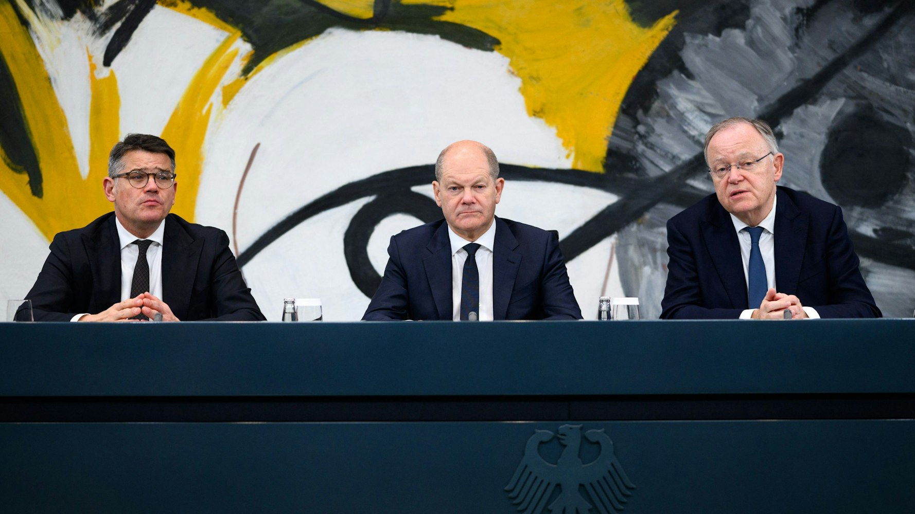 07.11.2023, Berlin: Bundeskanzler Olaf Scholz (M, SPD) äußert sich zusammen mit Boris Rhein (l, CDU), Ministerpräsident von Hessen, und Stephan Weil (SPD), Ministerpräsident von Niedersachsen, bei einer Pressekonferenz nach dem Bund-Länder-Gipfel im Bundeskanzleramt. Die Hauptthemen des Treffens der Bundesregierung mit der Ministerpräsidentenkonferenz (MPK) waren die stärkere Steuerung der Migration, die Finanzierung der Betreuung von Flüchtlingen, der Pakt für Planungsbeschleunigung und die Zukunft des Deutschlandtickets. Foto: Bernd von Jutrczenka/dpa +++ dpa-Bildfunk +++