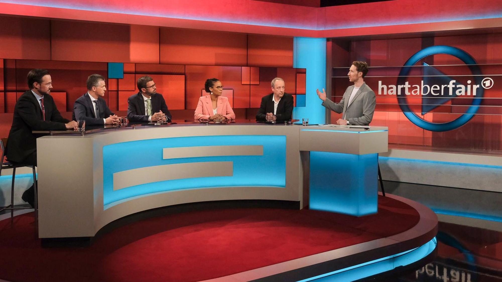 Louis Klamroth diskutierte bei „hart aber fair“ mit Dirk Wiese (SPD, stellvertretender Vorsitzender der SPD-Bundestagsfraktion, MdB), Thorsten Frei (CDU, Erster Parlamentarischer Geschäftsführer, MdB), Jens Marco Scherf (BâĘ90/Grüne, Landrat von Miltenberg in Bayern), Hadija Haruna-Oelker (Journalistin und Moderatorin) und Christian Stäblein (Bischof, Beauftragter der Evangelischen Kirche für Flüchtlingsfragen).
