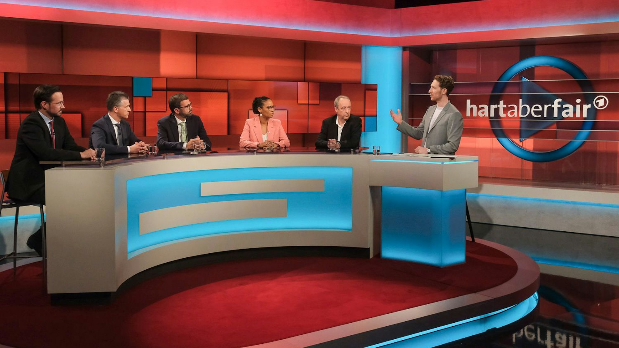 Louis Klamroth diskutierte bei „hart aber fair“ mit Dirk Wiese (SPD, stellvertretender Vorsitzender der SPD-Bundestagsfraktion, MdB), Thorsten Frei (CDU, Erster Parlamentarischer Geschäftsführer, MdB), Jens Marco Scherf (BâĘ90/Grüne, Landrat von Miltenberg in Bayern), Hadija Haruna-Oelker (Journalistin und Moderatorin) und Christian Stäblein (Bischof, Beauftragter der Evangelischen Kirche für Flüchtlingsfragen).